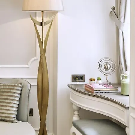Mirrors Hotel