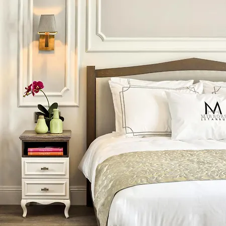 Mirrors Hotel 4*