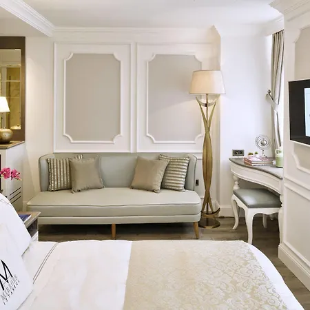 Mirrors Hotel 4*