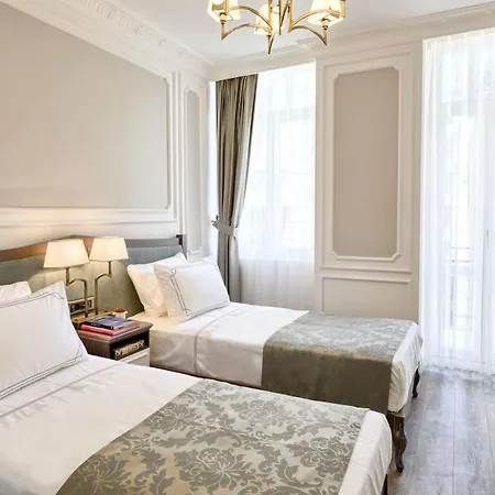 Mirrors Hotel 4*